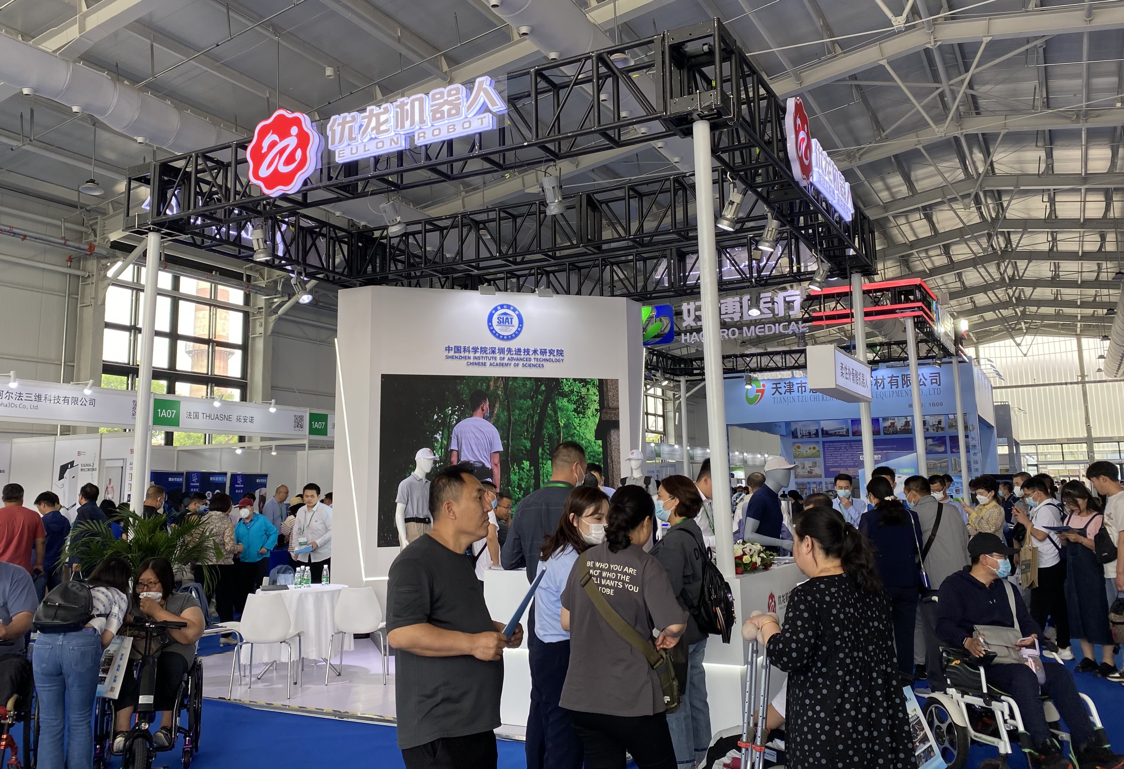 CCTV reports | Youlong's flexible exoskeleton robot has received a lot of attention, and has been reported by many media such as "News Network", "News Live Room" and "BRTV News".